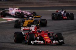 Kimi Raikkonen, Ferrari SF70H, Nico Hulkenberg, Renault Sport F1 Team RS17