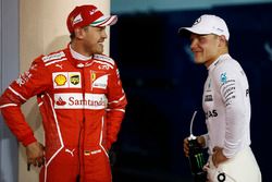 Ganador de la pole Valtteri Bottas, Mercedes AMG, tercer lugar Sebastian Vettel, Ferrari