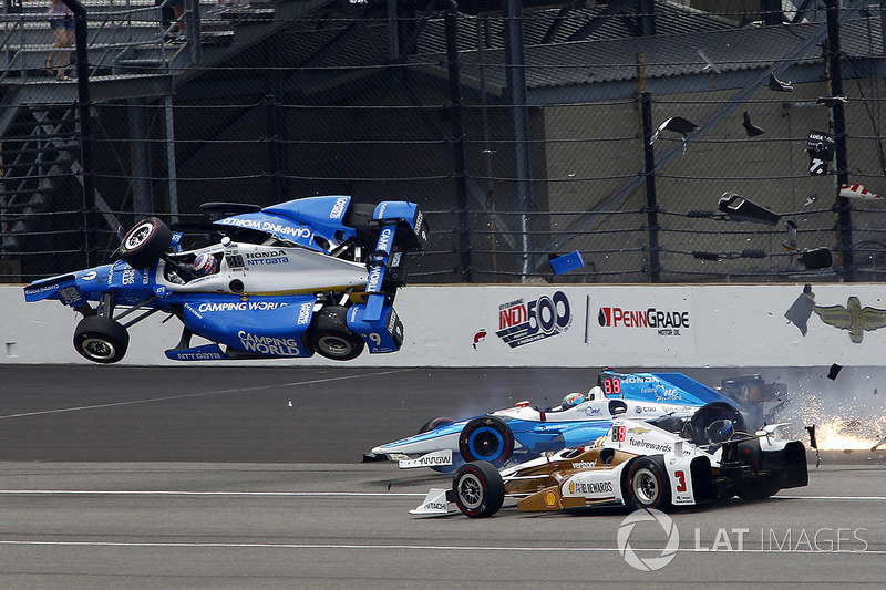 Скотт Діксон, Chip Ganassi Racing Honda, Джей Ховард, Schmidt Peterson Motorsports Honda у великій аварії