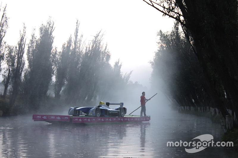 Show Car de Formula E a bordo de una trajinera en Xochimilco