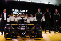 (Da sx a dx): Carlos Ghosn, Presidente di Renault con Jolyon Palmer, Renault F1 Team; Esteban Ocon,