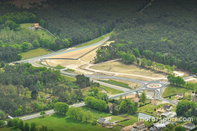 An aerial view of Indianapolis dan Virage d'Arnage bersama new roundabout