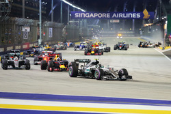 Start: Nico Rosberg, Mercedes AMG F1 W07, führt bei Crash von Nico Hülkenberg, Sahara Force India F1