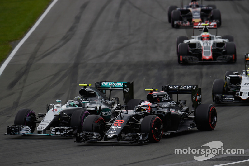 Nico Rosberg, Mercedes AMG F1 W07 Hybrid and Jenson Button, McLaren MP4-31 battle for position