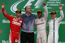 Podio: ganador de la carrera Lewis Hamilton, Mercedes AMG F1 W07, segundo lugar Sebastian Vettel, Sc