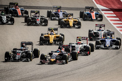 Данііл Квят, Scuderia Toro Rosso STR11 та Фернандо Алонсо, McLaren MP4-31 на старті гонки