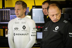 Кевин Магнуссен, Renault Sport F1, и Фредерик Вассёр, гоночный директор Renault Sport F1