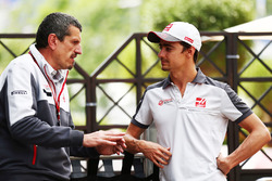 (Da sx a dx): Guenther Steiner, Team Principal Haas F1 con Esteban Gutierrez, Haas F1 Team