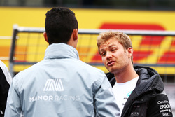 Pascal Wehrlein, Manor Racing y Nico Rosberg, Mercedes AMG F1 en el desfile de pilotos