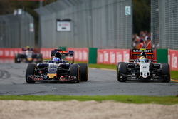 Max Verstappen, Scuderia Toro Rosso STR11 und Sergio Perez, Sahara Force India F1 VJM09