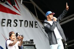 Lewis Hamilton, Mercedes AMG F1, sur la scène de Silverstone