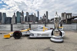El 100o Indy 500 IndyCar con el trofeo de BorgWarner con vistas a la ciudad de Nueva York