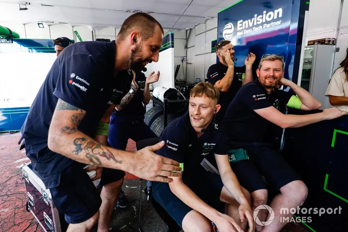 El equipo Envision Racing celebra su segunda posición con Nick Cassidy, Envision Racing, 2º.