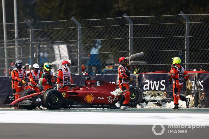 Oficiales de pista retiran el coche de Charles Leclerc, Ferrari F1-75, del circuito tras un accidente en la FP2