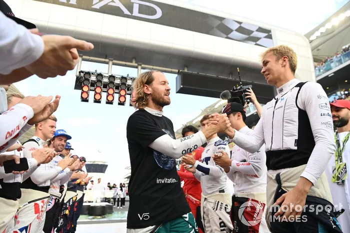 Sebastian Vettel, Aston Martin, recibe una guardia de honor de los demás pilotos de la parrilla antes de la salida de su última carrera en la F1