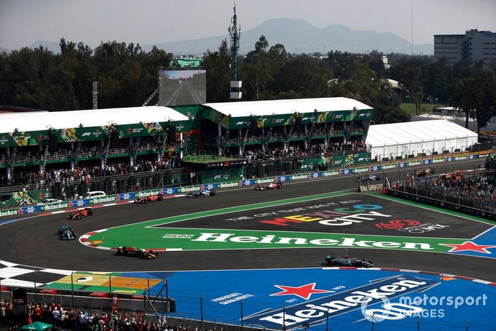 Lewis Hamilton, Mercedes W13, Sergio Pérez, Red Bull Racing RB18, George Russell, Mercedes W13