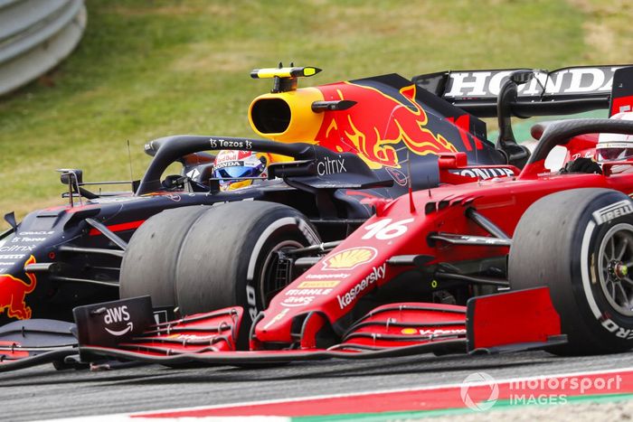 Sergio Pérez, Red Bull Racing RB16B, batalla con Charles Leclerc, Ferrari SF21