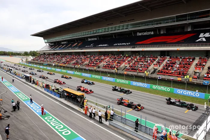 Lewis Hamilton, Mercedes W12, Max Verstappen, Red Bull Racing RB16B, y Valtteri Bottas, Mercedes W12, se preparan en la parrilla para la salida