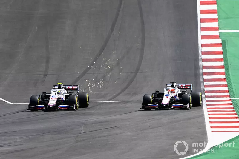 Mick Schumacher, Haas VF-21, lotta con Nikita Mazepin, Haas VF-21