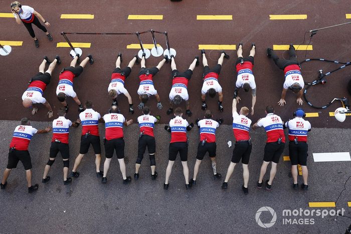 El equipo Haas F1 practica las paradas en boxes en Mónaco