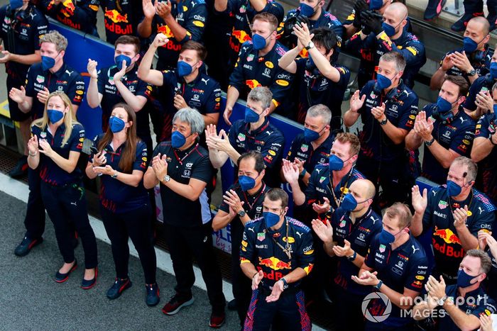 El equipo Red Bull Racing anima a Max Verstappen, Red Bull Racing, 1ª posición, en el podio