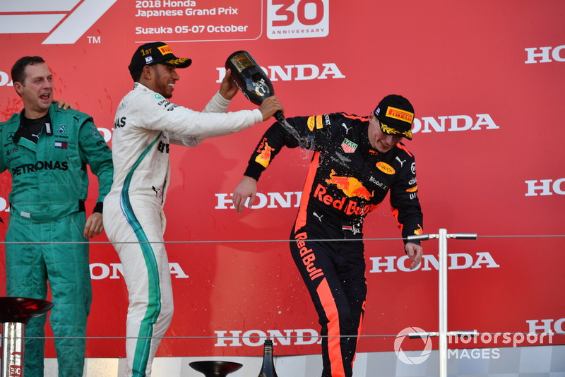 Matt Deane, Chief Mechanic Mercedes AMG F1, Lewis Hamilton, Mercedes AMG F1 e Max Verstappen, Red Bull Racing, festeggiano sul podio, con lo champagne
