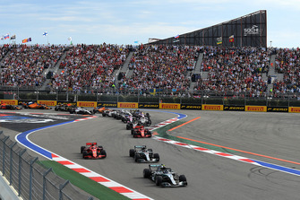 Valtteri Bottas, Mercedes AMG F1 W09 leads Lewis Hamilton, Mercedes AMG F1 W09 and Sebastian Vettel, Ferrari SF71H
