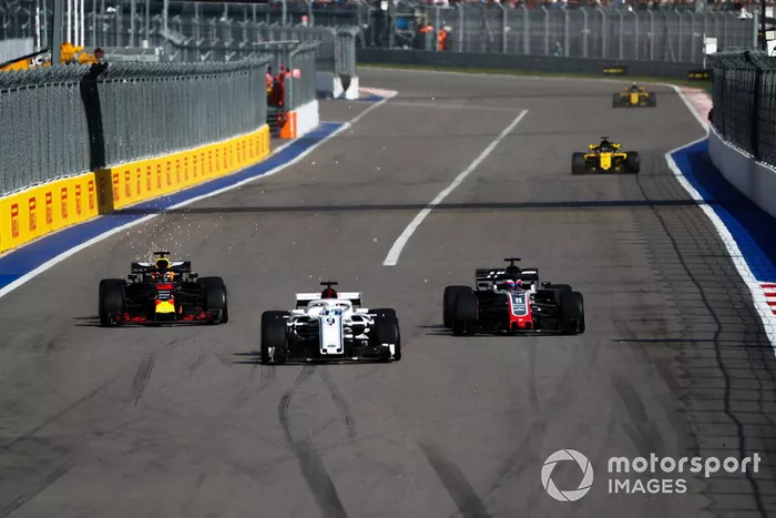 Marcus Ericsson, Sauber C37, lidera a  Romain Grosjean, Haas F1 Team VF-18, y Daniel Ricciardo, Red Bull Racing RB14