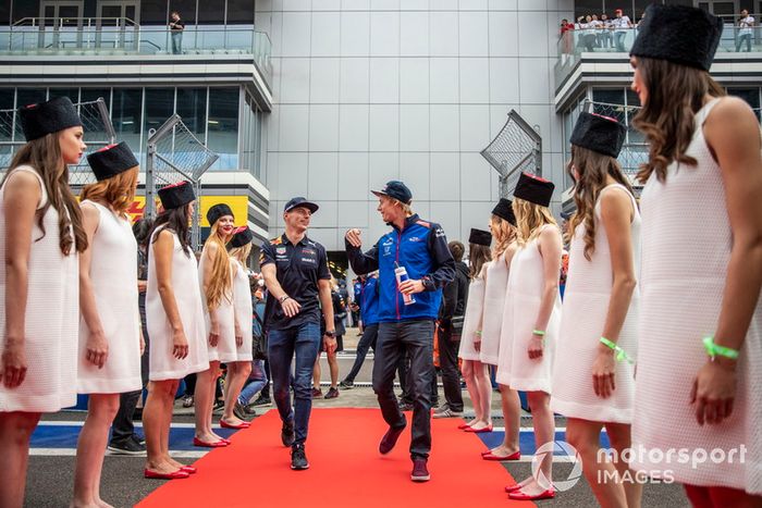 Max Verstappen, Red Bull Racing y Brendon Hartley, Scuderia Toro Rosso en el desfile de pilotos