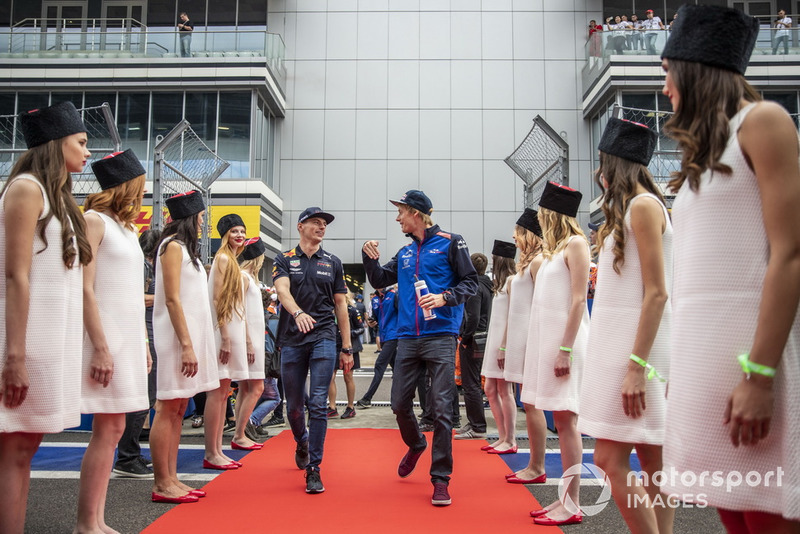 Max Verstappen, Red Bull Racing e Brendon Hartley, Scuderia Toro Rosso, durante la drivers parade