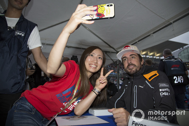 Fernando Alonso, McLaren takes a selfie with a fan 