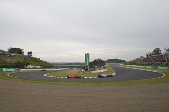 Esteban Ocon, Racing Point Force India VJM11 and Kimi Raikkonen, Ferrari SF71H