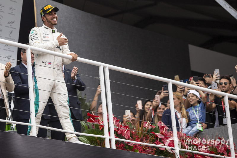 Podio: ganador de la carrera Lewis Hamilton, Mercedes AMG F1 celebra
