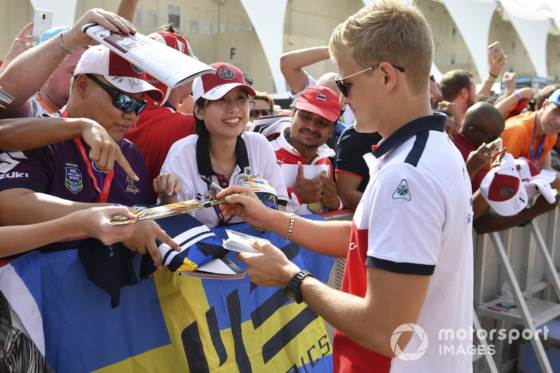 Marcus Ericsson, Sauber signs autographs for the fans