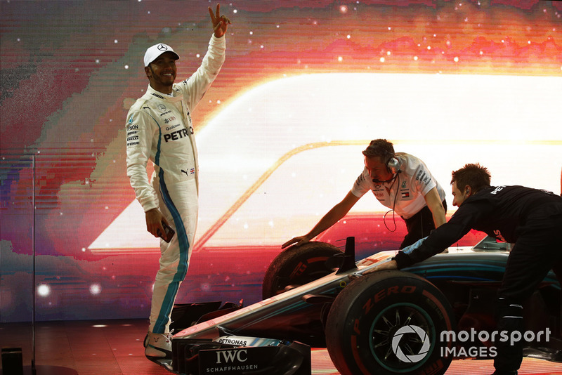 Lewis Hamilton, Mercedes AMG F1 W09 EQ Power+, fête sa victoire