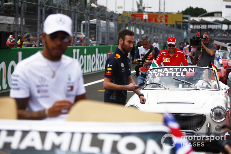 Sebastian Vettel, Ferrari, y Lewis Hamilton, Mercedes AMG F1,