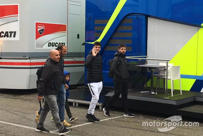 Joan Mir a su llegada a Suzuki en el paddock de Cheste, Valencia