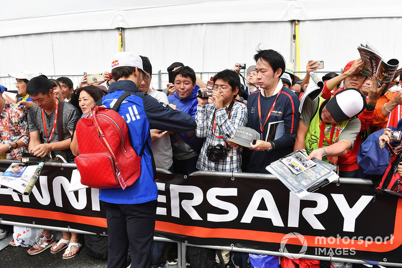 Pierre Gasly, Scuderia Toro Rosso signs autographs for the fans