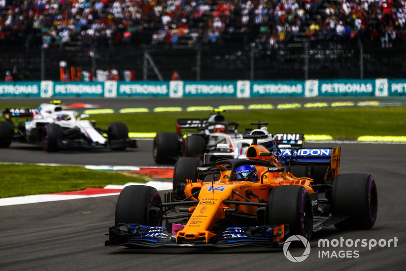 Фернандо Алонсо, McLaren MCL33, попереду суперників