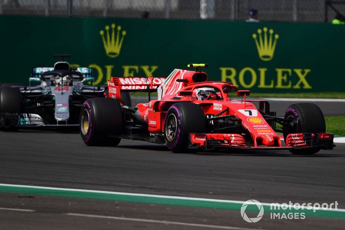 Kimi Raikkonen, Ferrari SF71H y Lewis Hamilton, Mercedes AMG F1 W09 EQ Power+ 