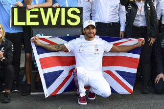 Lewis Hamilton, Mercedes AMG F1, festeggia con il suo team