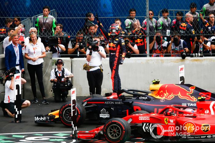 Max Verstappen, Red Bull Racing, 1ª posición, celebra en Parc Ferme