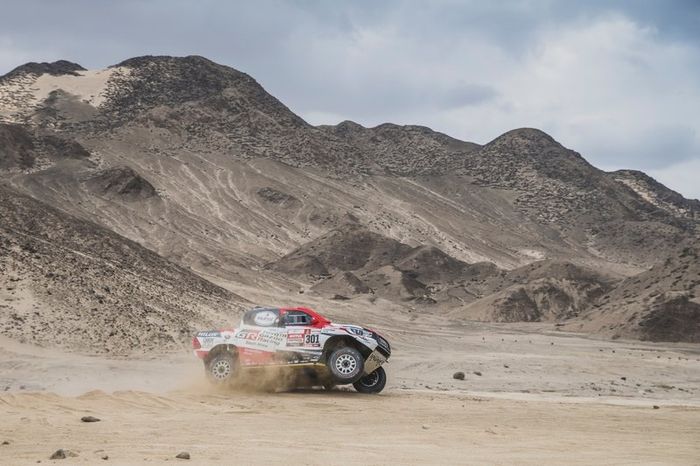 #301 Toyota Gazoo Racing Toyota Hilux: Nasser Al-Attiyah, Matthieu Baumel