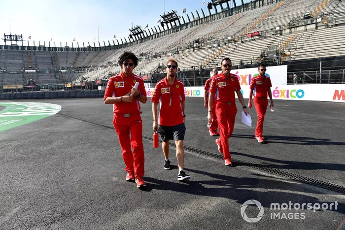 Sebastian Vettel, Ferrari camina por el circuito