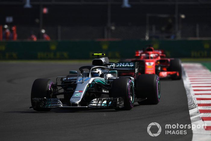 Valtteri Bottas, Mercedes AMG F1 W09 EQ Power+ y Sebastian Vettel, Ferrari SF71H 