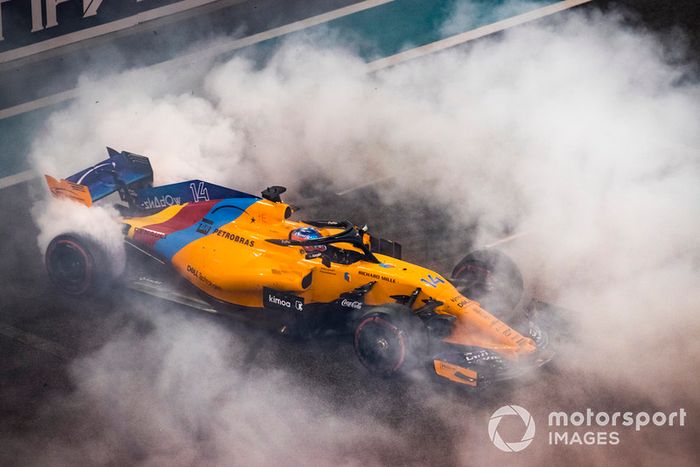 Fernando Alonso, McLaren MCL33, hace donuts al final de su última carrera