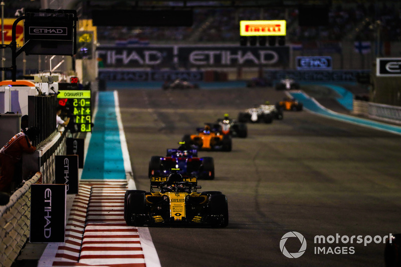 Carlos Sainz Jr., Renault Sport F1 Team R.S. 18, precede Pierre Gasly, Scuderia Toro Rosso STR13, e Fernando Alonso, McLaren MCL33
