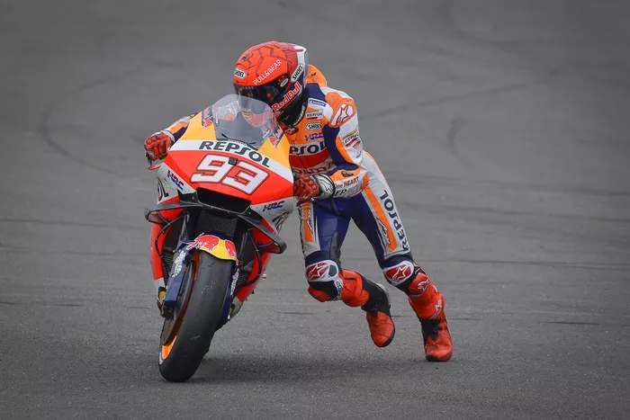 Marc Márquez, Repsol Honda Team, se cae en el GP de Gran Bretaña