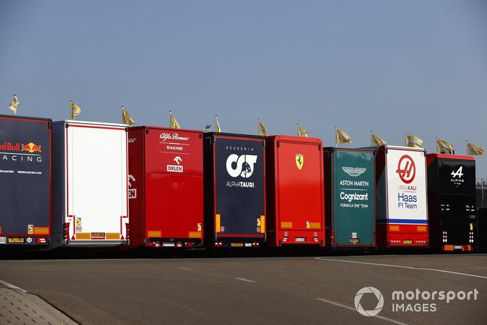 Camiones del equipo en el paddock