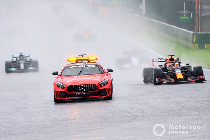El Safety Car al frente de Max Verstappen, Red Bull Racing RB16B, George Russell, Williams FW43B, Lewis Hamilton, Mercedes W12